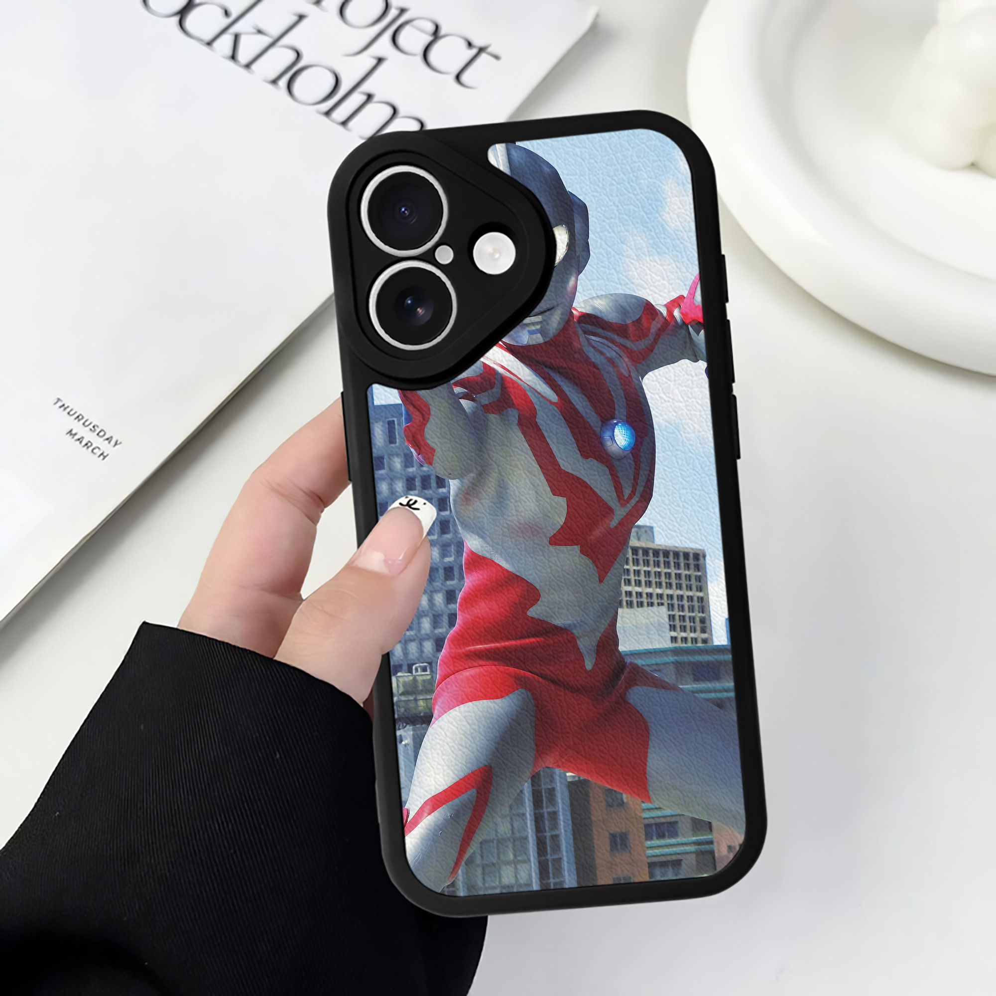（画像用） ウルトラマン Ultraman 【iPhone 16シリーズ対応】シリコンスマホケース（レザー調） 材質：シリコン
